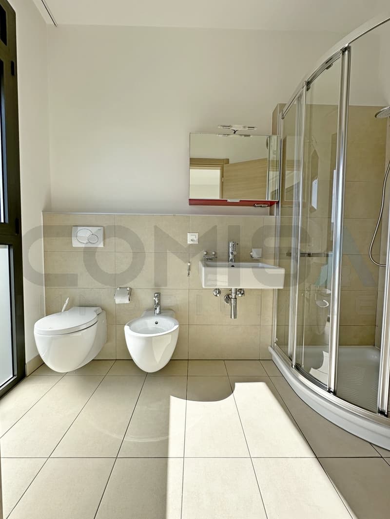 bagno con doccia / Badezimmer mit Dusche / bathroom with a shower