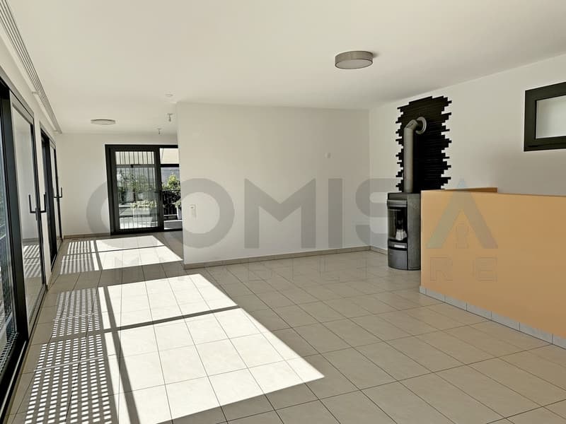 soggiorno con stufa / Wohnzimmer mit Ofen / living room with a stove