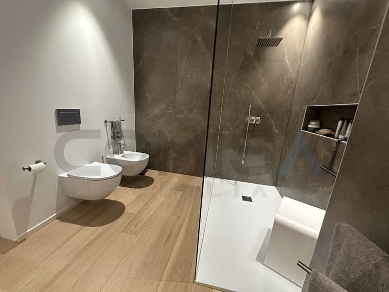 bagno con doccia / Badezimmer mit Dusche / bathroom with shower