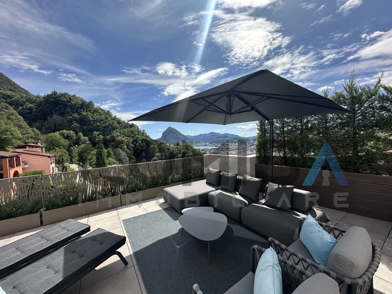 terrazza lounge e vista lago e città / Lounge-Terrasse mit Blick auf den See und die Stadt / lounge terrace with views of the lake and the city