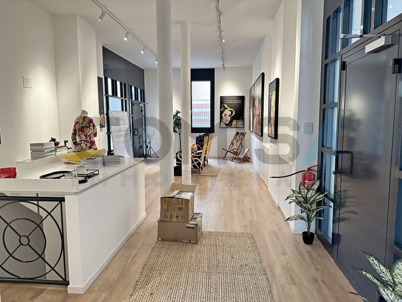 spazio al piano terreno con vetrine / Räumlichkeiten im Erdgeschoss mit Schaufenstern / ground-floor space with display windows