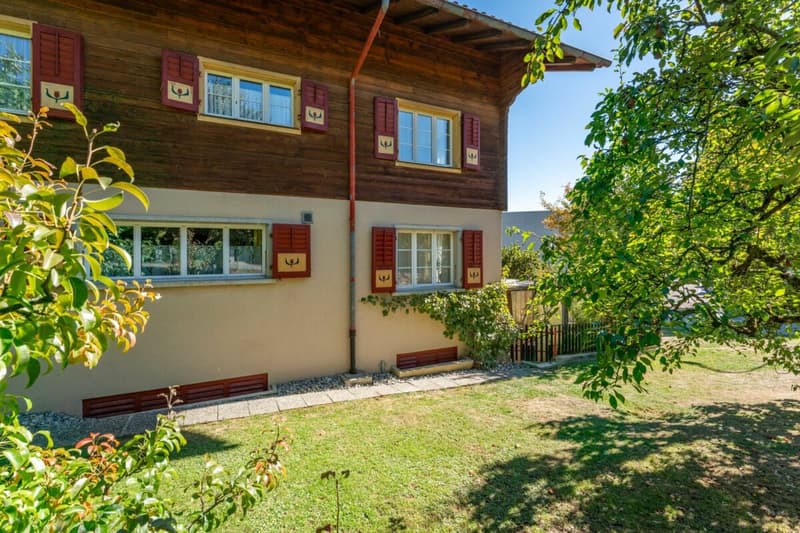 Es Huus met Charakter - vöu Platz, schöni Holzelemänt ond e Garte zom Tröime (4)