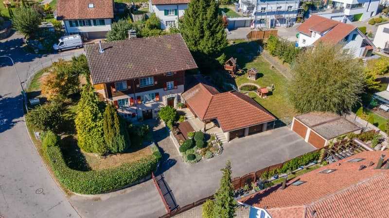 Es Huus met Charakter - vöu Platz, schöni Holzelemänt ond e Garte zom Tröime (6)