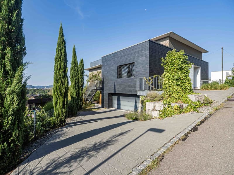Architektur, Aussicht und Komfort – aussergewöhnliches EFH am Chestenberg (1)