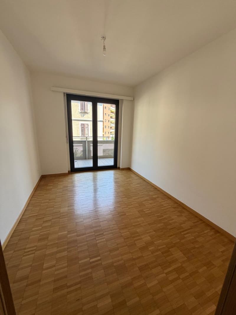 Helles 4.5-Zimmer-Apartment mit Balkon in Lugano – sofort verfügbar (10)