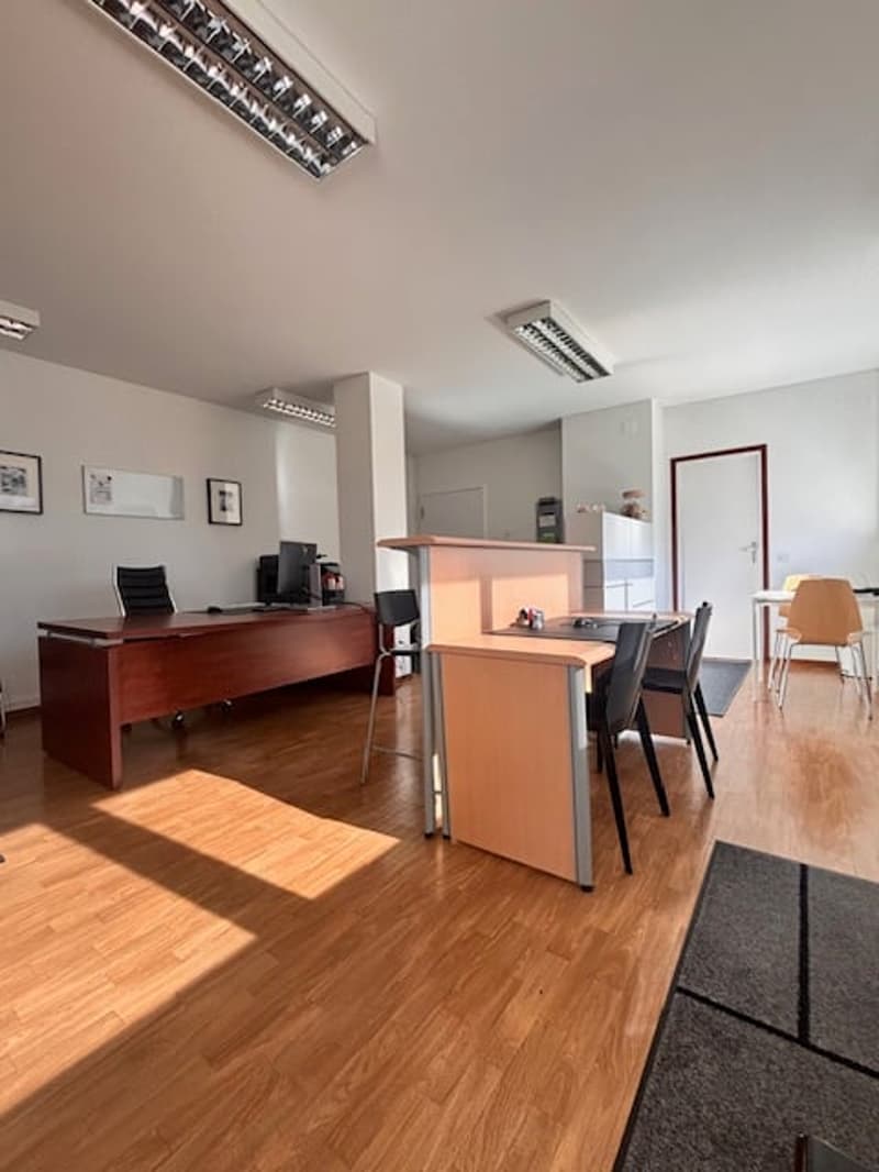 Nouveau bureau de 2,5 pièces avec climatisation au cœur de Chiasso (1)