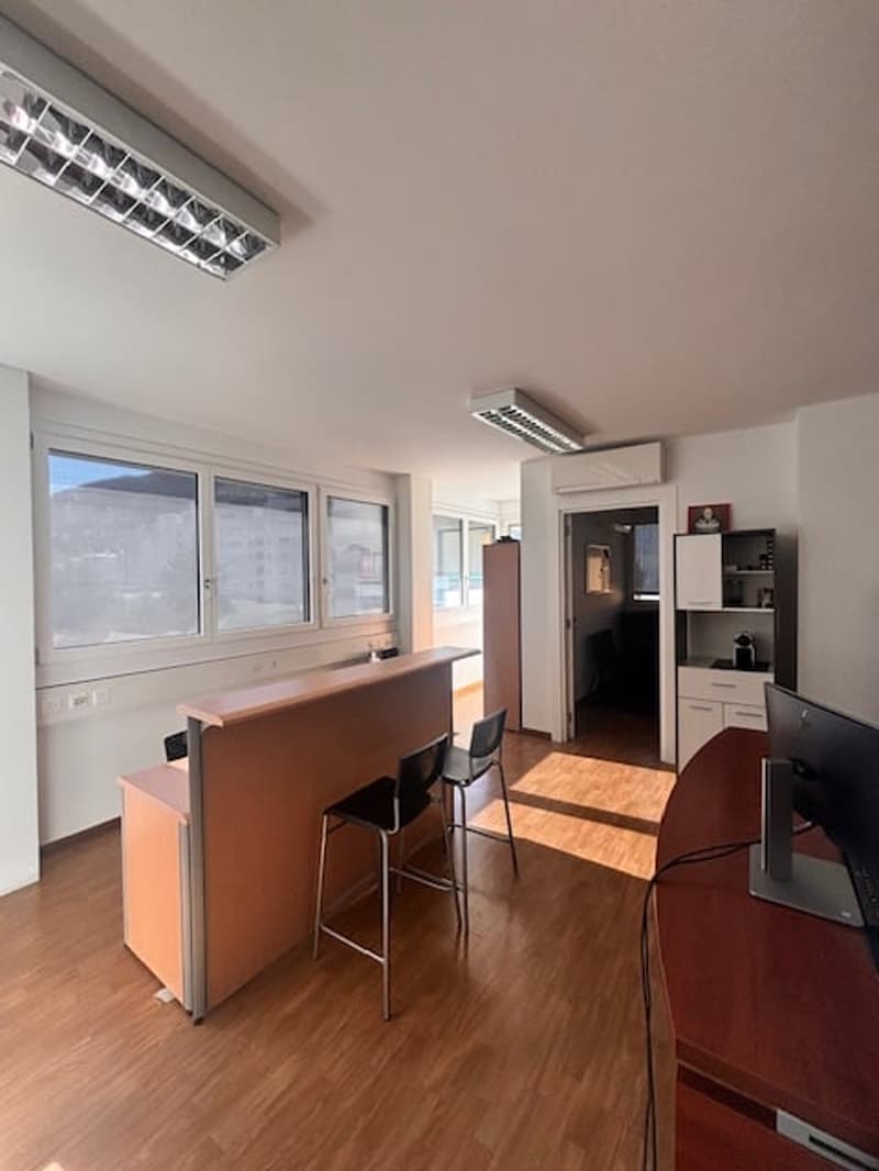 Nouveau bureau de 2,5 pièces avec climatisation au cœur de Chiasso (5)