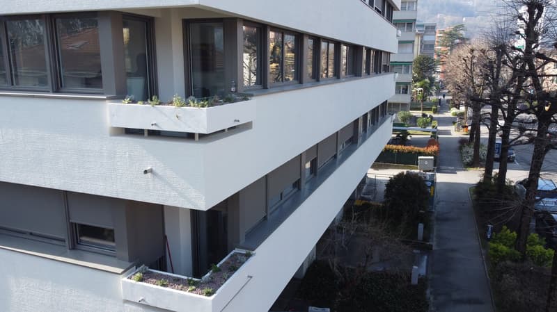 Moderno ufficio di 4 locali a Chiasso con balcone e predisposizione aria condizionata (1)