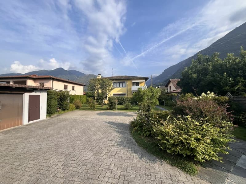LOSONE - CASA BIFAMILIARE CON GRANDE GIARDINO (25)