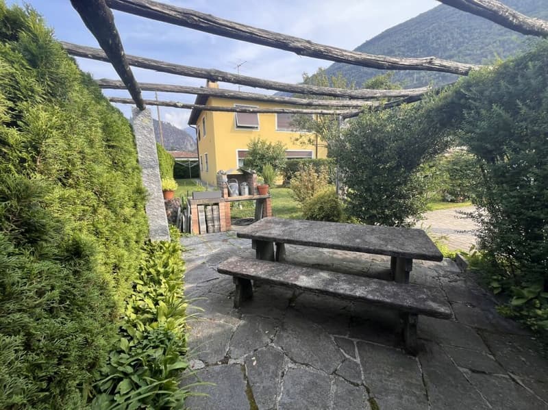LOSONE - CASA BIFAMILIARE CON GRANDE GIARDINO (6)