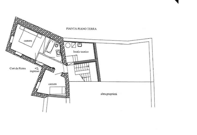 The image shows a floor plan with several rooms labeled, including a camera room, a technical room, and an 'altra proprieta' (another property) area. The plan also shows an entrance labeled 'ingresso' and a 'Corte da Pizora' area.