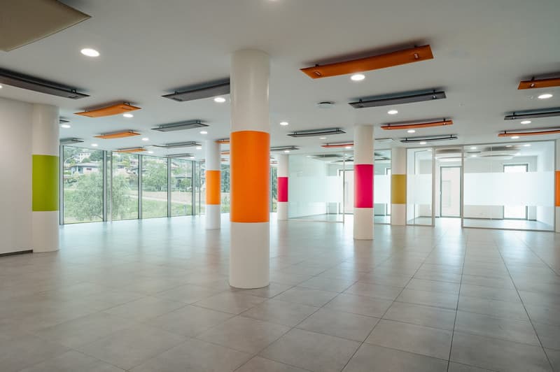 empty room, tiled floor, glass windows, color pillars