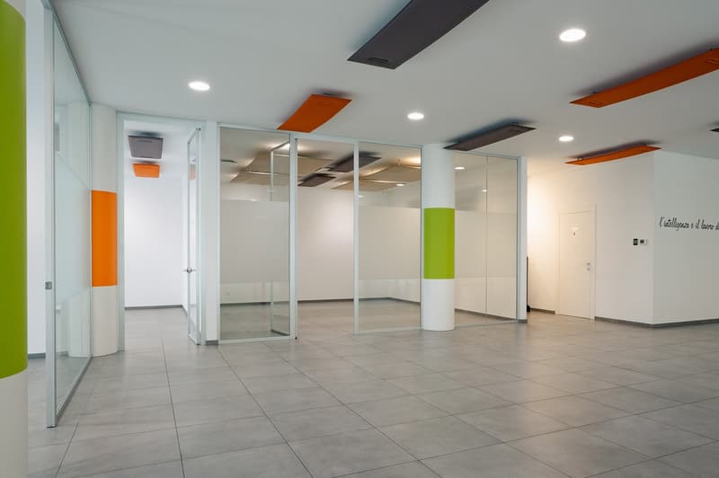 empty room, glass walls, tiled floor, white ceiling with grey square lights