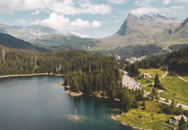 lake, green grass, mountain, trees, clear sky