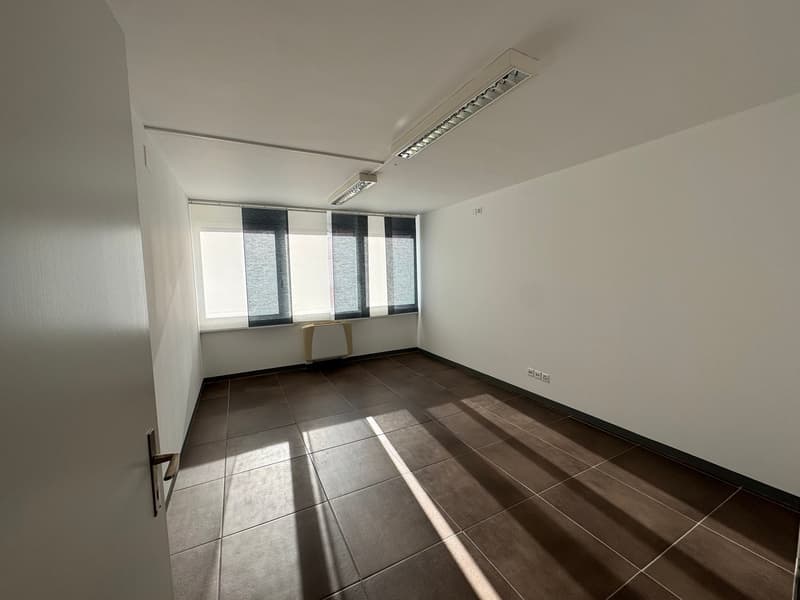 empty room, tile floor, windows with blinds, fluorescent lighting