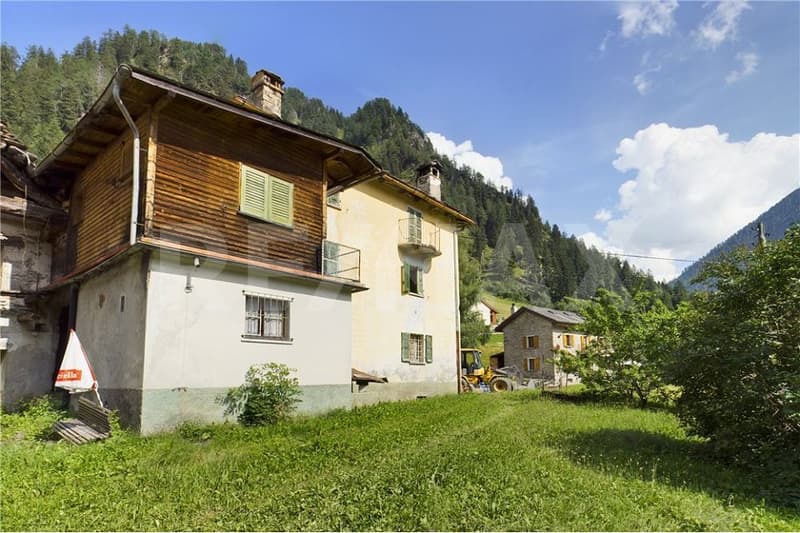 Magnifico rustico nella soleggiata Val di Blenio (1)
