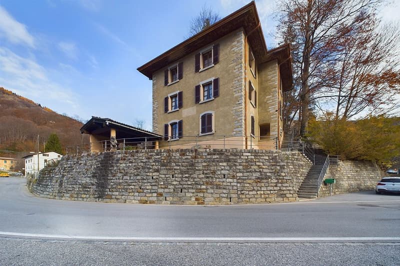 Casa Ticinese storica con vista panoramica e terreno spazioso (1)