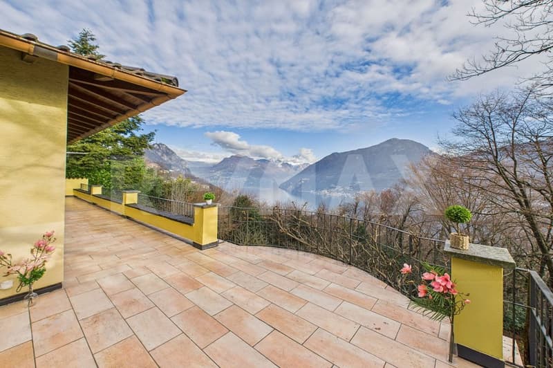 Casa unifamiliare con appartamento indipendente, vista lago e giardino (1)