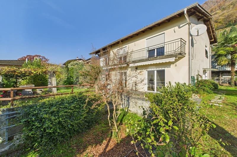 Casa bifamiliare in collina con bella vista e ampio spazio esterno (1)