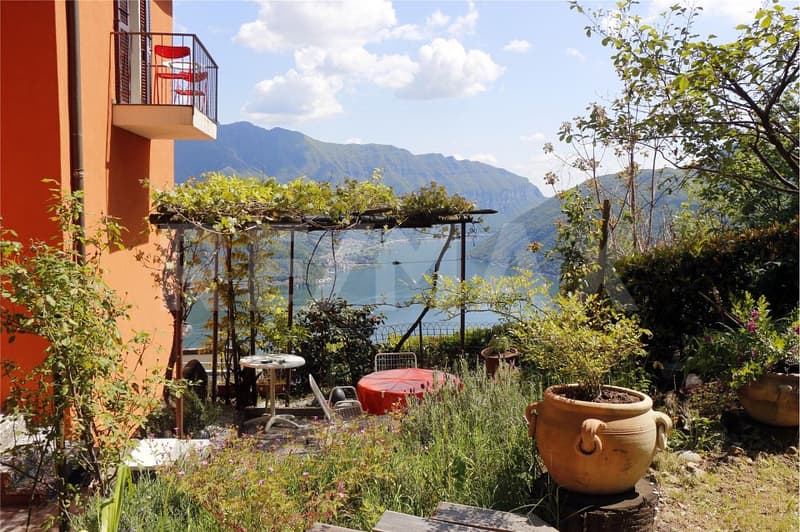 Tre appartamenti all'ultimo piano con vista lago e giardino (1)