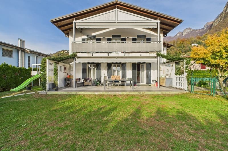 Villa Bifamiliare con grandi spazi interni ed esterni (1)