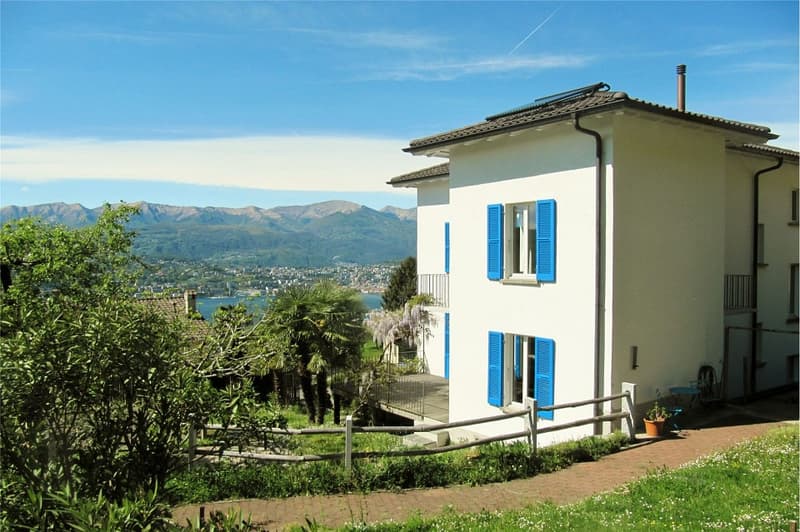 Ampio attico, splendida vista sul lago, giardino e a 25 minuti da Lugano ! (1)
