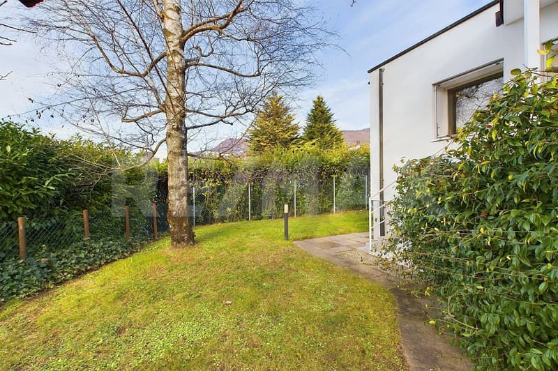 Casa con giardino in posizione residenziale esclusiva e riservata (Dino) (1)