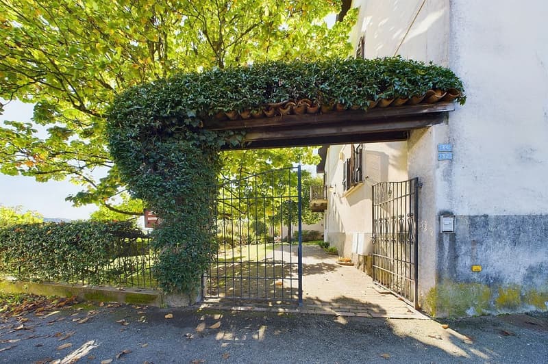 Casa storica con progetto per la costruzione di diversi appartamenti (1)