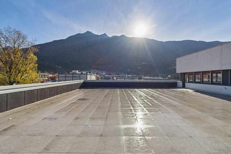 Immobile commerciale con ampia terrazza e vista aperta (1)