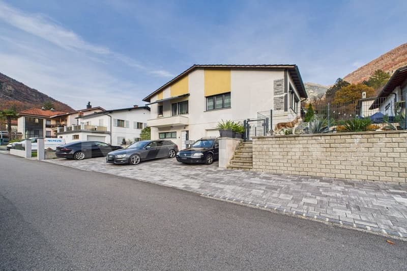 Ampia casa bifamiliare completamente rinnovata con grande spazio esterno (1)