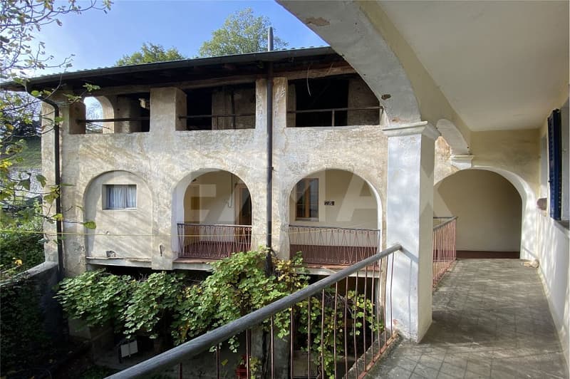 Storica casa di paese a Carabbia (1)