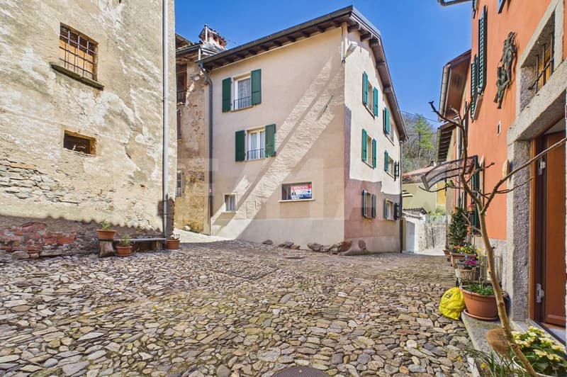 Casa ticinese rinnovata con giardino e possibilità di ampliamento (1)