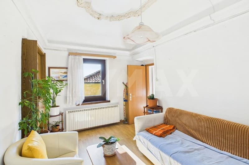 Casa ticinese con cortile e rustico da ristrutturare con giardino (1)
