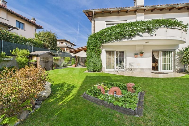 Elegante casa gemella con giardino incantevole a Bedano (1)
