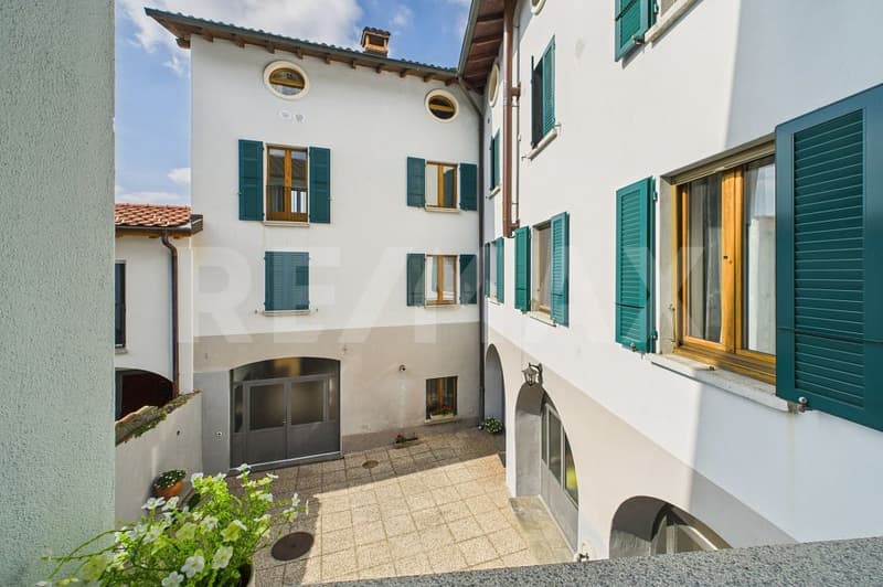 Residenza a reddito - 10 appartamenti, 1 negozio e grazioso cortile privato (1)