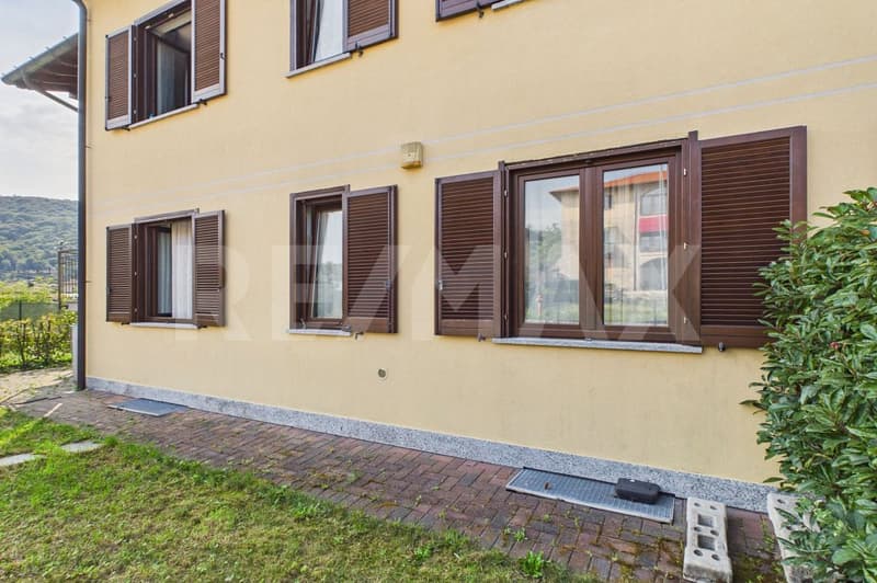 ITALIA-Appartamento con grande terrazza e garage vicino al confine svizzero (2)