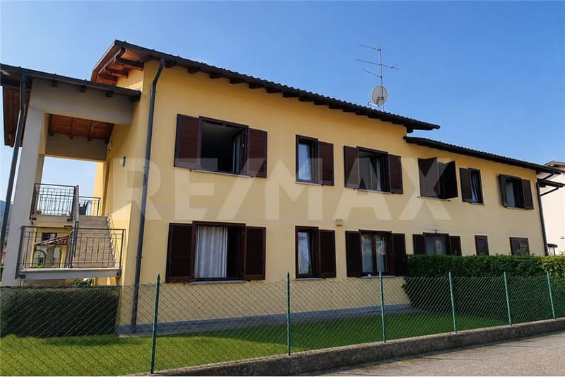 ITALIA-Appartamento con grande terrazza e garage vicino al confine svizzero (1)