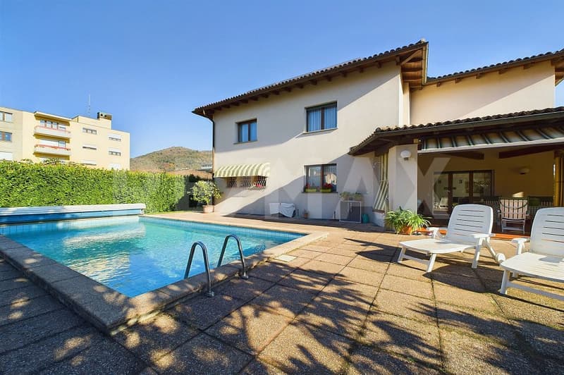Elegante Villetta con Piscina a Caslano: Spazi Ampi e Comfort al Massimo (1)