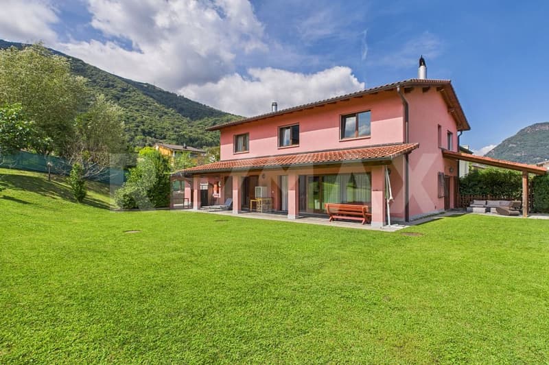 Villa indipendente con grande giardino e grottino caratteristico a Taverne (1)