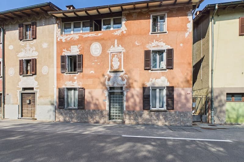 Casa bifamiliare con appartamenti indipendenti e collegamento interno (2)