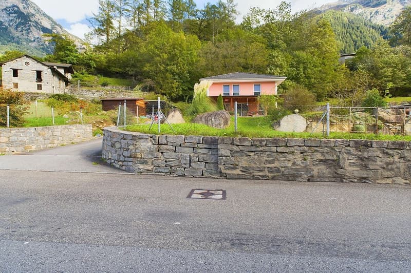 Casa unifamiliare indipendente con giardino e vista aperta (2)
