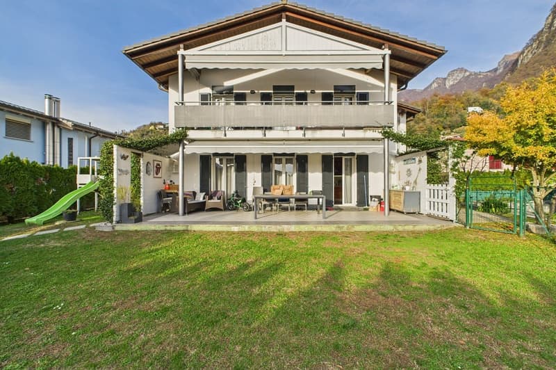 Villa Bifamiliare con grandi spazi interni ed esterni (1)