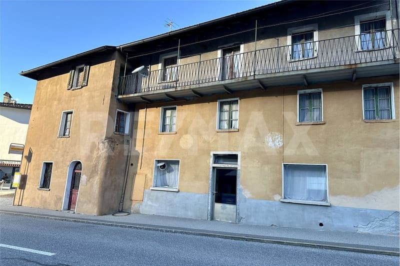 Casa di Nucleo Ticinese con Spazio Commerciale e Potenziale di Ristrutturazione (2)