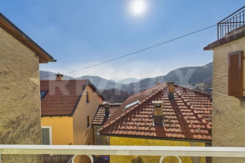 Casa ticinese con cortile e rustico da ristrutturare con giardino (2)
