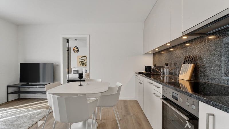 Moderne möblierte 2-Zimmer-Wohnung mit Service und Balkon in Biel (4)