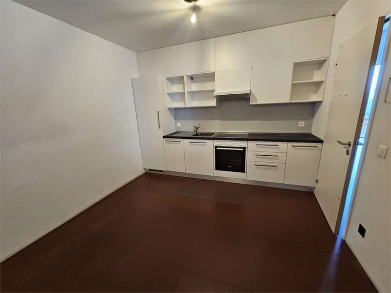 Sant'Antonino, 250 sqm office for rent + adjacent warehouses (8)