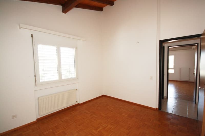 Wooden floor, two windows, radiator, wooden ceiling