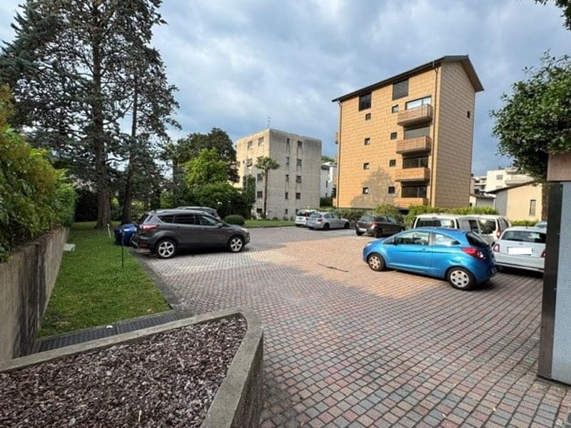 3.5 locali con vista aperta sulla città e montagne e due posti auto (6)