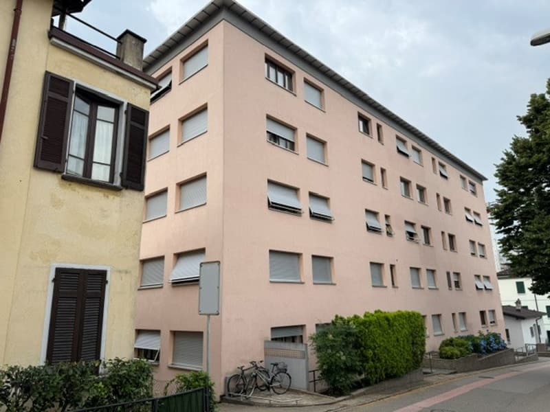 3.5 locali con vista aperta sulla città e montagne e due posti auto (5)
