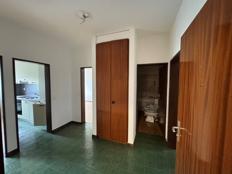 3.5 locali con vista aperta sulla città e montagne e due posti auto (11)